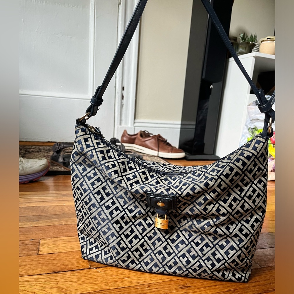 tommy hilfiger shoulder bag